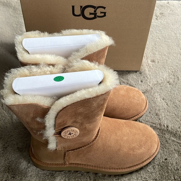 UGG - Women's Bailey Button II Boot / Winter Boot - Picture 5 of 7